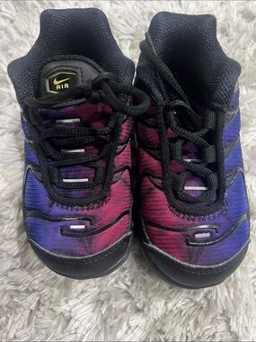 Nike Air Max Plus Kids Pink to Purple Gradient Air Sneakers with Black Trim